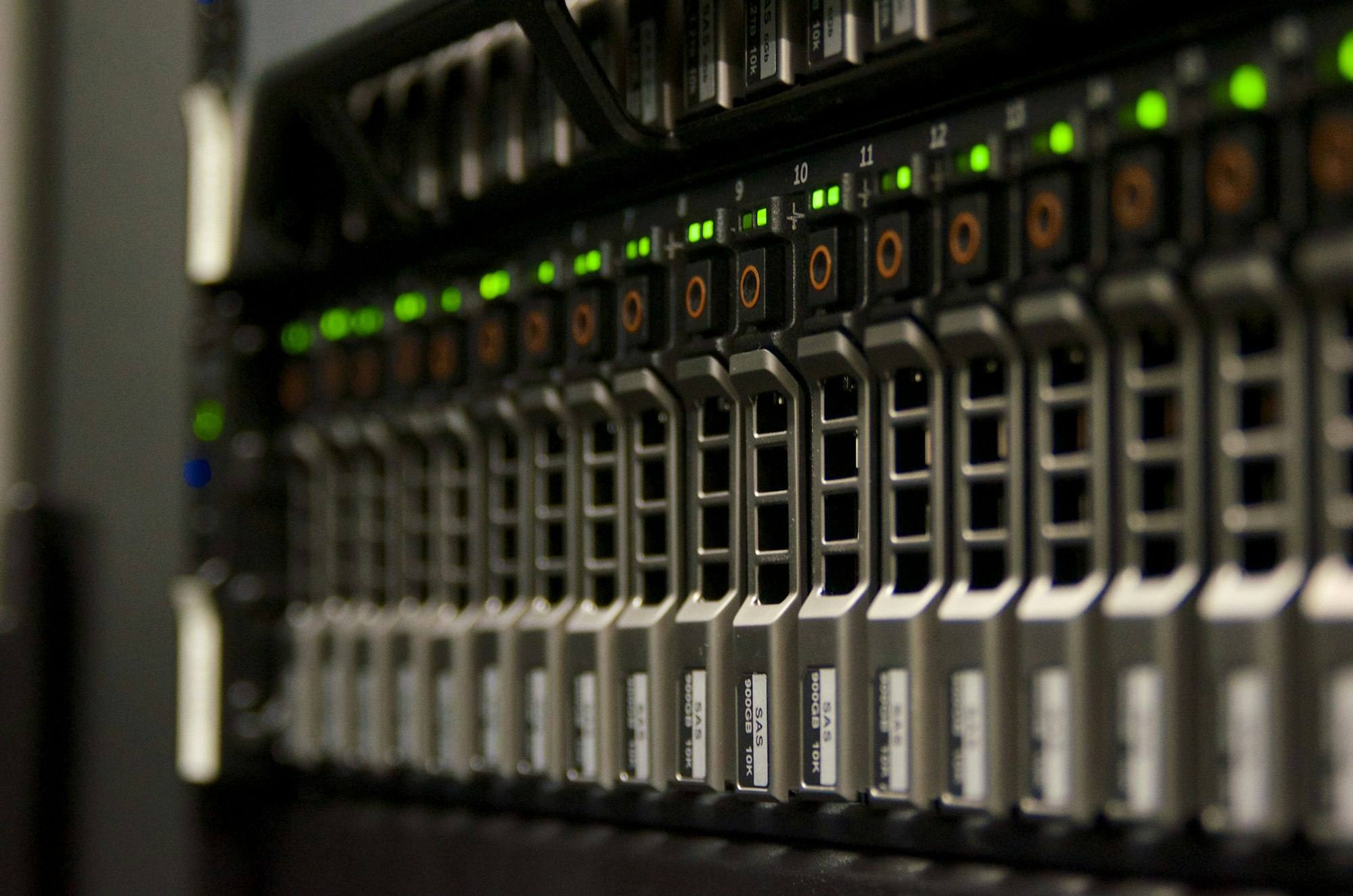 Server-Rack mit grün leuchtenden Statusanzeigen
